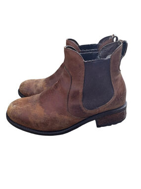 UGG Leather Chelsea Boots - size 8.5